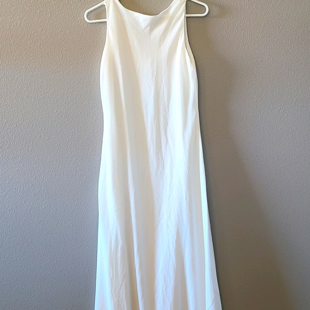 Classic & Simple Alyn Paige White Dress